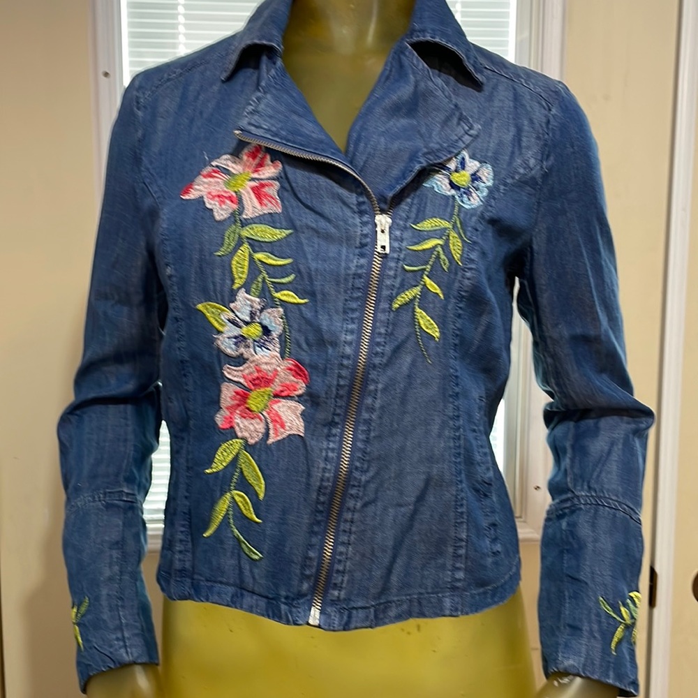NWT  Chelsea & Theodore top